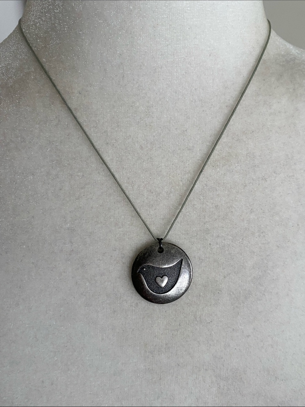 Vintage Hallmark HMK Pewter Style Bird & Heart Disc Pendant Necklace - Picture 7 of 16